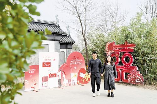 3月11日，刘女士和爱人在冀州区婚姻登记服务中心所在的玉泽园里游玩打卡。 刘延领摄