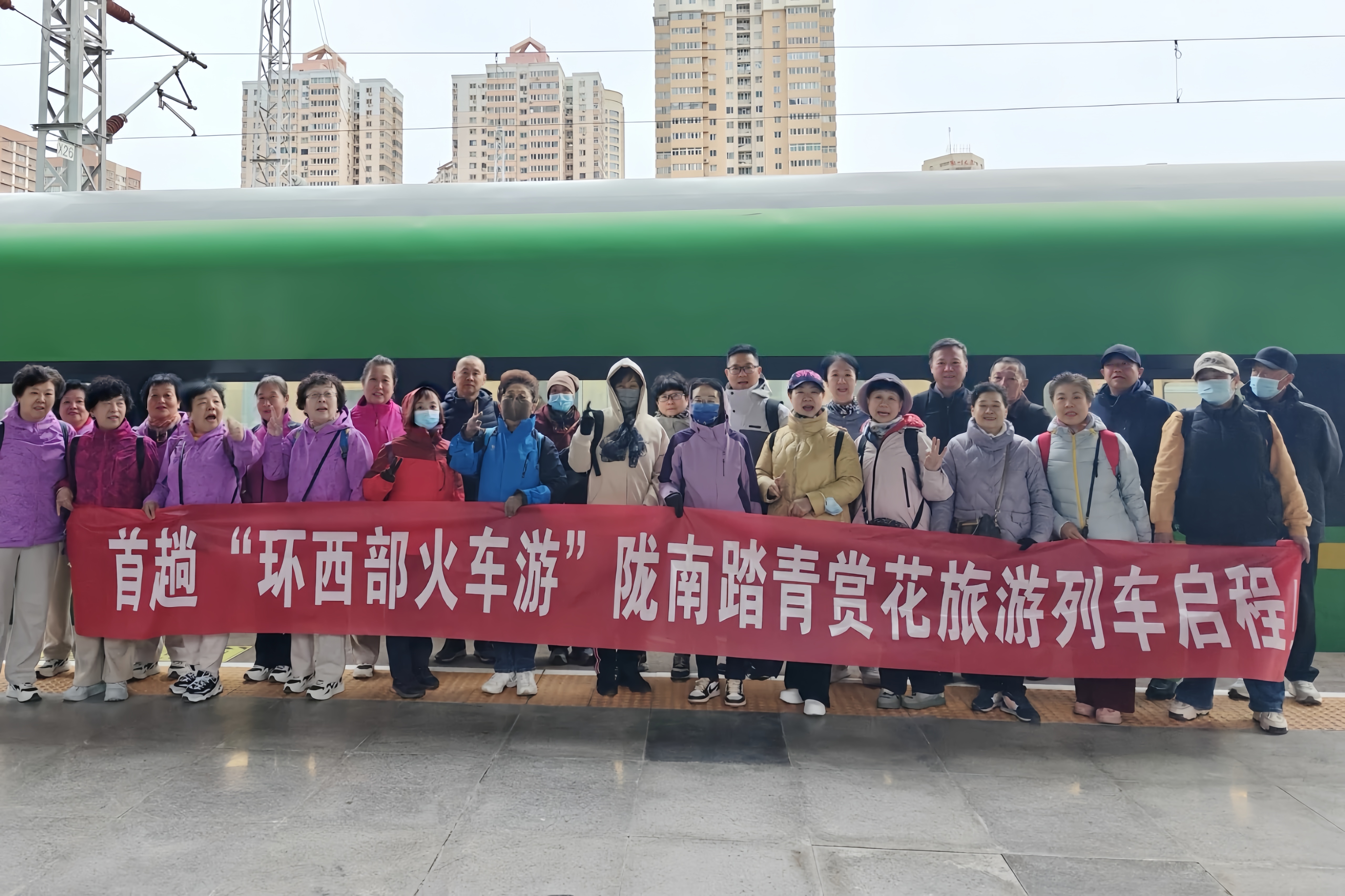 旅客乘坐踏青赏花旅游列车出行