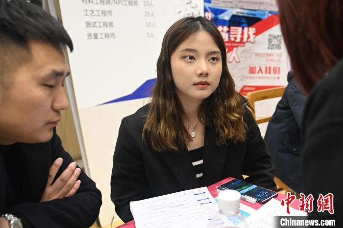 图为双选会现场　中新社记者　李亚龙　摄