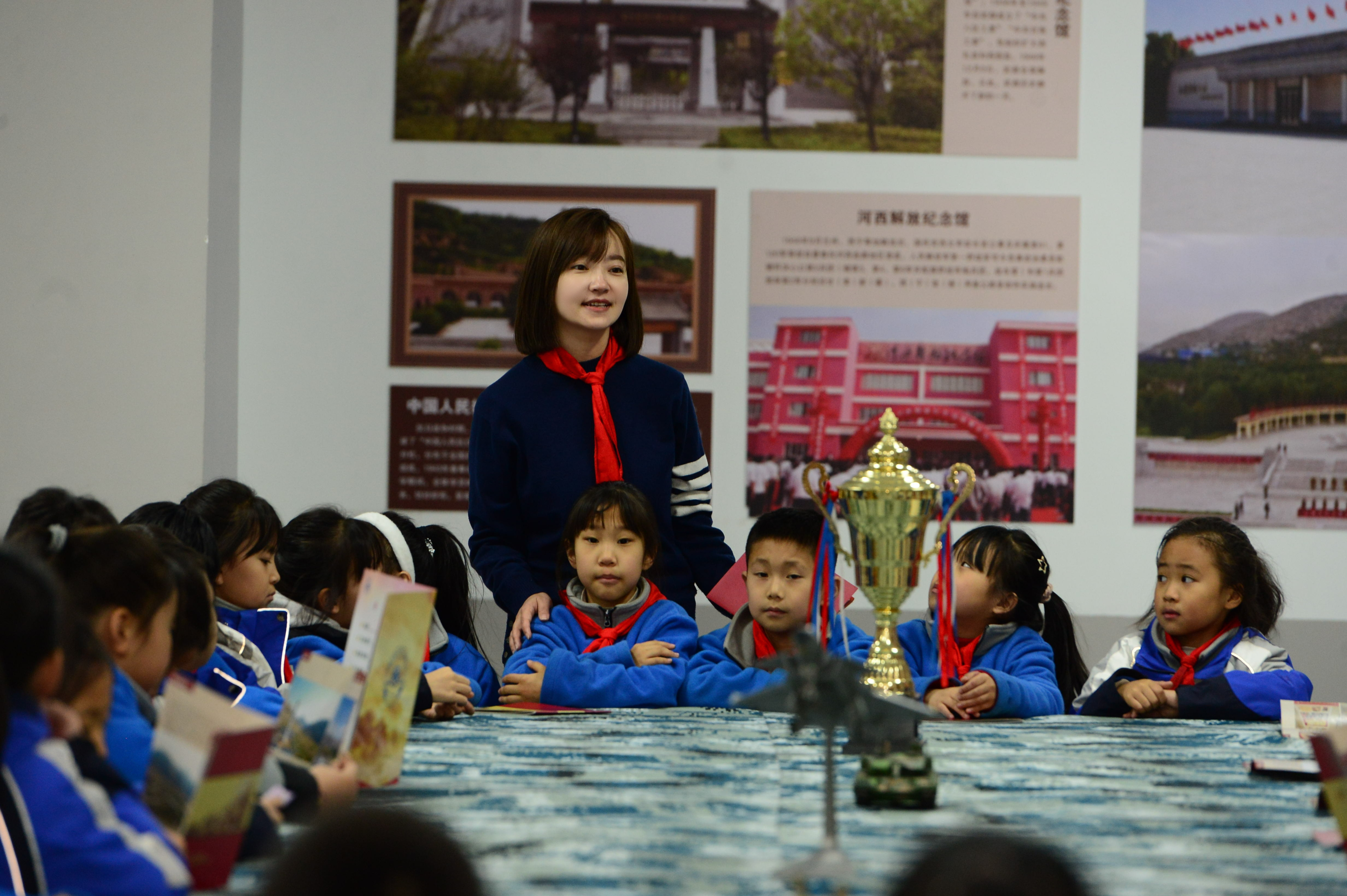 马雅娜老师和孩子们在一起