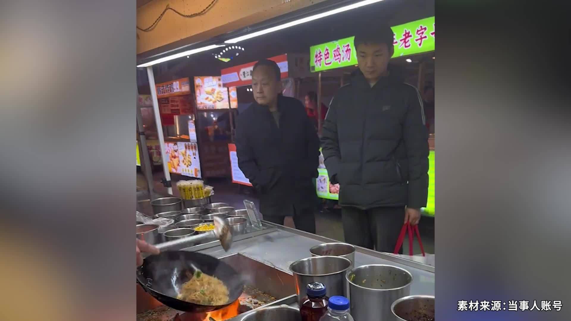 90后小伙摆摊卖炒饭自称年入50万：数据真实，不怕打假，高峰期日营业额达4千元