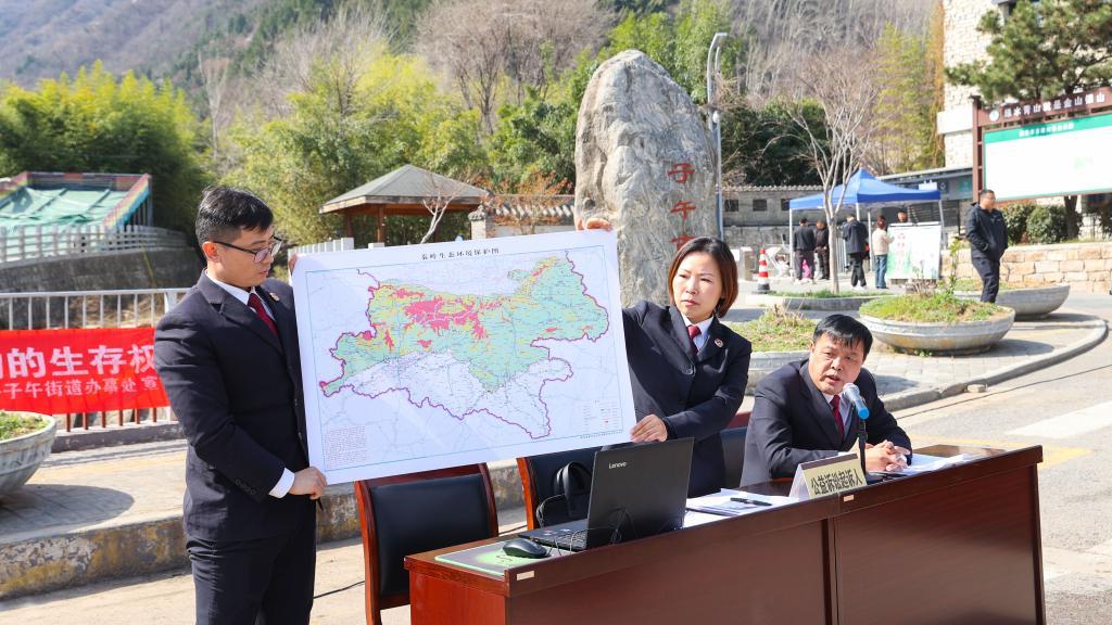 公益诉讼起诉人现场出示证据。（陕西省人民检察院西安铁路运输分院供图）