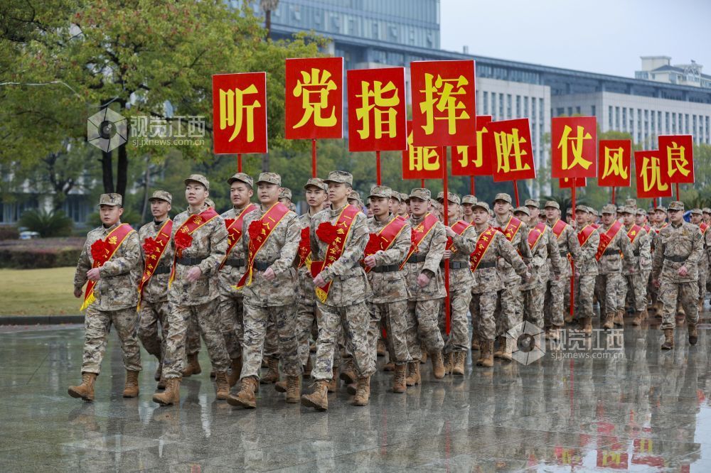 欢送新兵入伍（图）