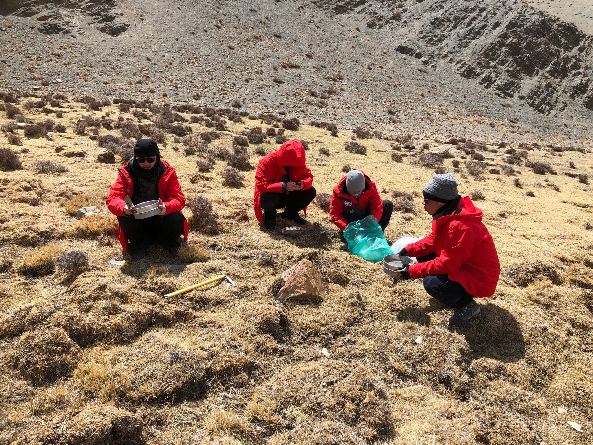 2022年在巅峰使命-珠峰极高海拔科考中采集冰川前缘土壤样