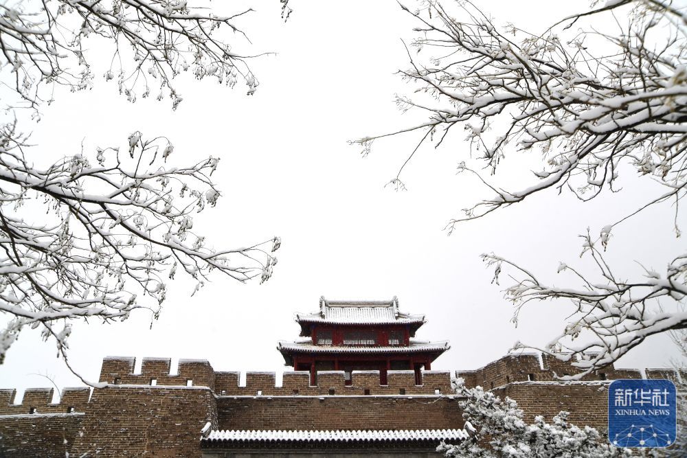 ↑这是3月15日在河北省张家口市怀来县鸡鸣驿古城拍摄的雪景　新华社发（孙慧军　摄）