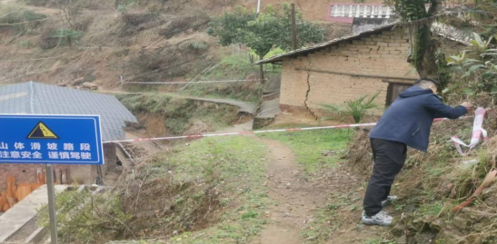 设置警戒线和醒目警示标语