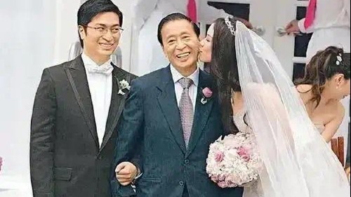 李家诚空姐前女友近照曝光，50多岁身材火辣，长相酷似徐子淇封面图