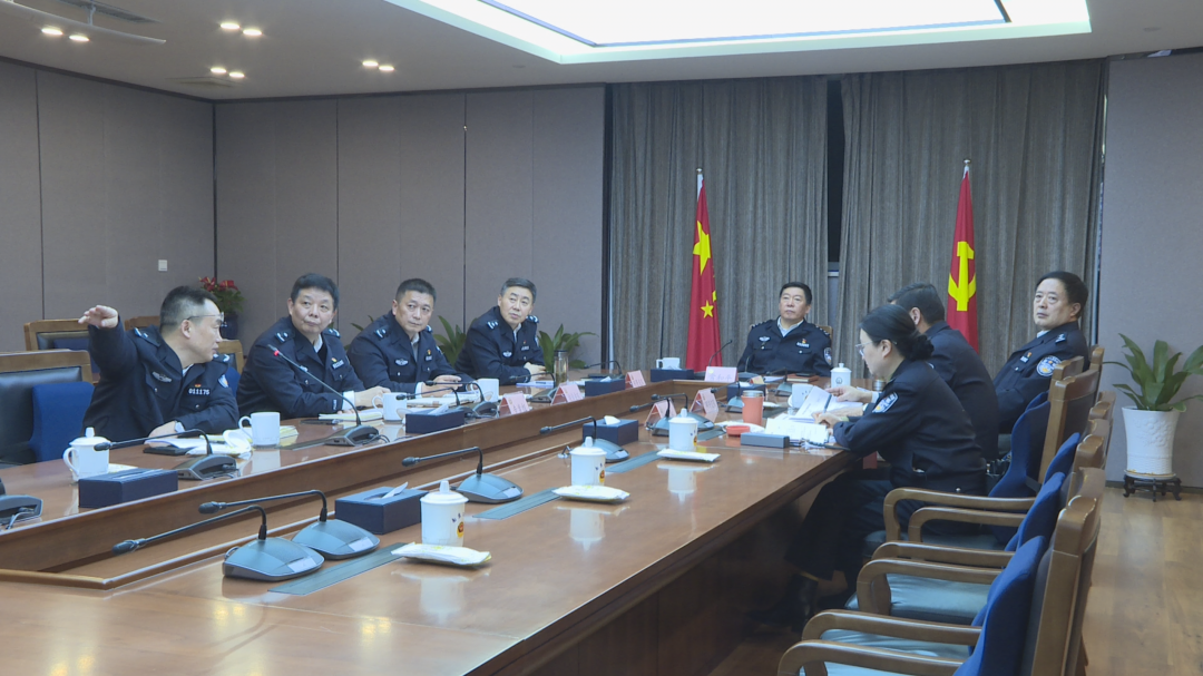 ▲南京市副市长、市公安局局长常和平主持召开案情分析会。