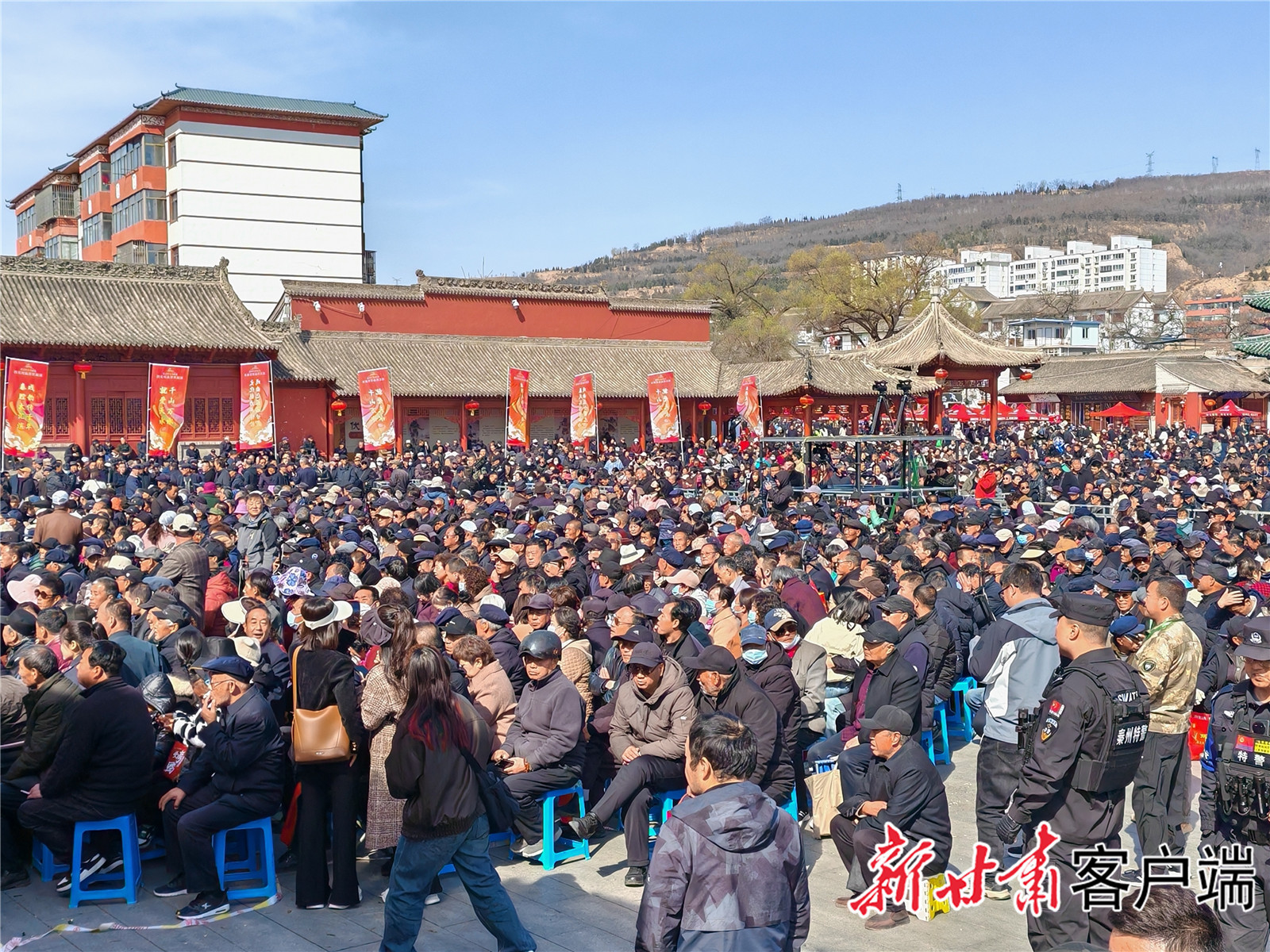 演出现场人山人海 新甘肃·甘肃日报记者 王睿君 拍摄