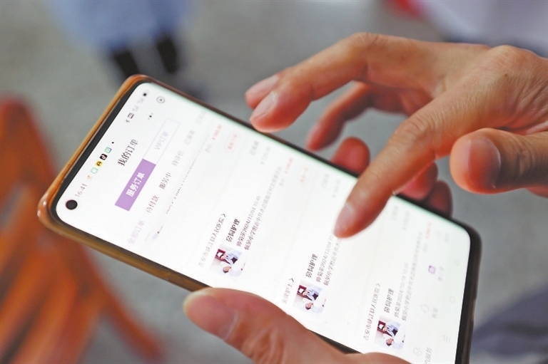 通过微信公众号下单,谢江波已多次预约专业护士上门为母亲更换留置胃管。