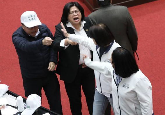 蓝绿民意代表在会场座位区发生口角冲突。图源：台湾“东森新闻云”