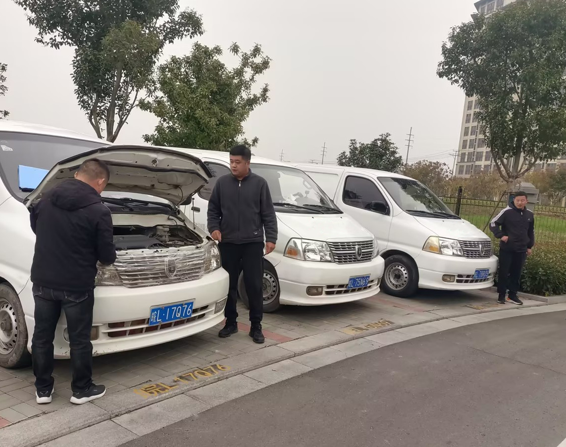 （图为安全员对县局物流配送车辆进行检查）