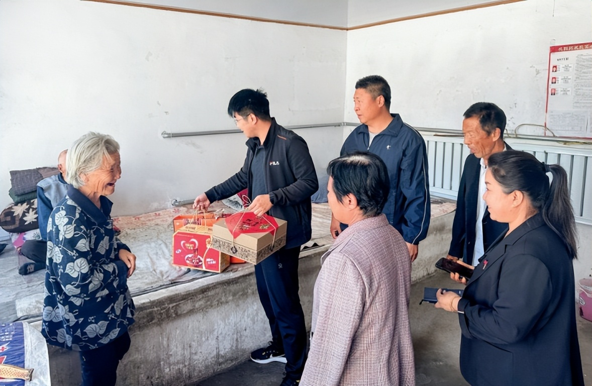图：2024年中秋节，看望脱贫户。