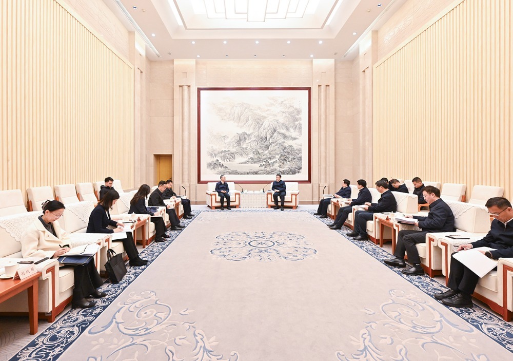 3月18日下午，市委书记袁家军，市委副书记、市长胡衡华会见国家金融监督管理总局党委书记、局长李云泽一行。记者 刘力 摄