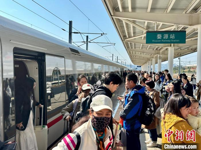 图为3月21日，江西婺源站，众多旅客从站台上走过。刘力鑫 摄