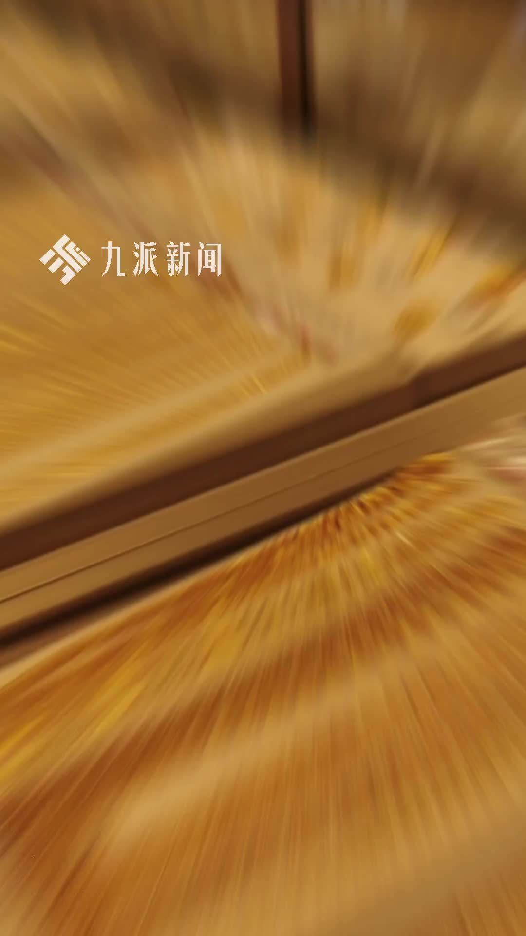 金饰价格冲上900元！店员称销售未受影响，市民：买“三金”要多花好几千，不买婚期等不及