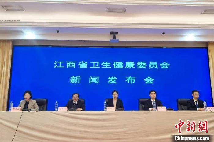 3月20日，江西省衛(wèi)健委舉行新聞發(fā)布會，組織醫(yī)學(xué)專家向公眾介紹中醫(yī)保健、疾病預(yù)防等方面的科普知識。吳鵬泉 攝