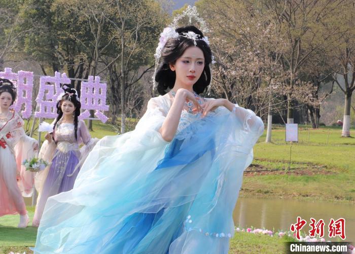 图为女子扮演的“花神”。熊锦阳 摄