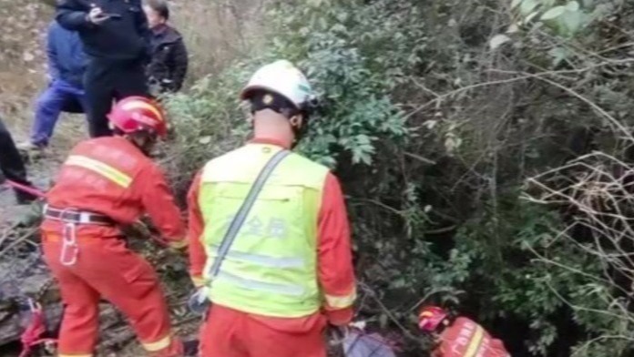 3名男子听说一山洞藏有宝藏，决定“探险”结果2人被困