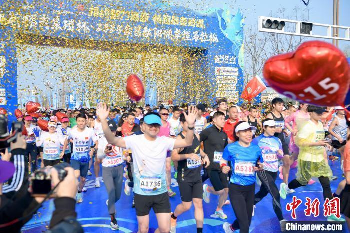 图为2025南昌鄱阳湖半程马拉松比赛现场。　赵阳 摄