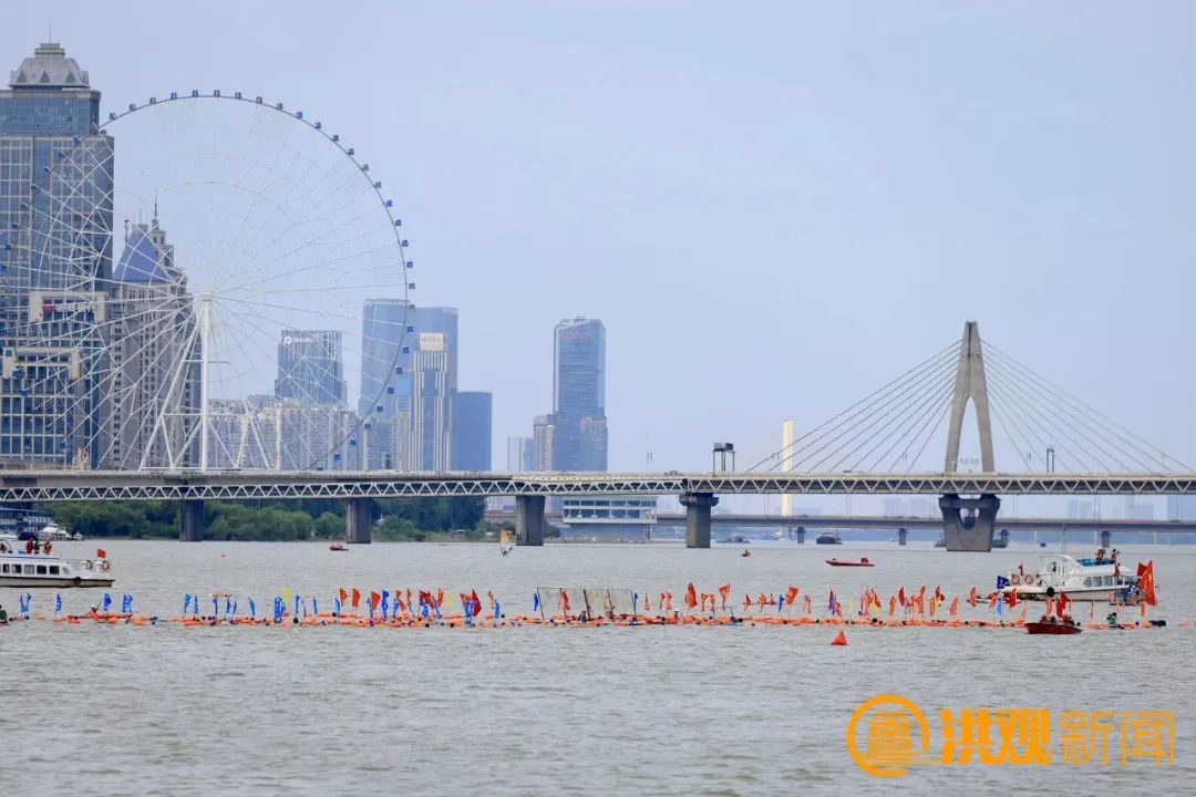 千人横渡赣江 资料图