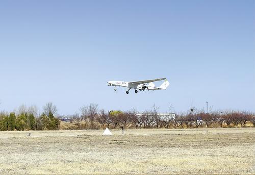 3月18日,“宝云号”长航时大载重无人运输机在衡水首飞现场。 本报记者 焦磊摄