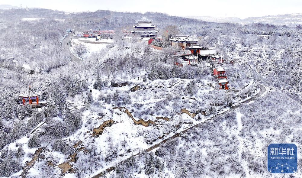 ↑这是3月14日在甘肃省平凉市静宁县文屏山拍摄的雪景（无人机照片）　新华社发（王毅　摄）