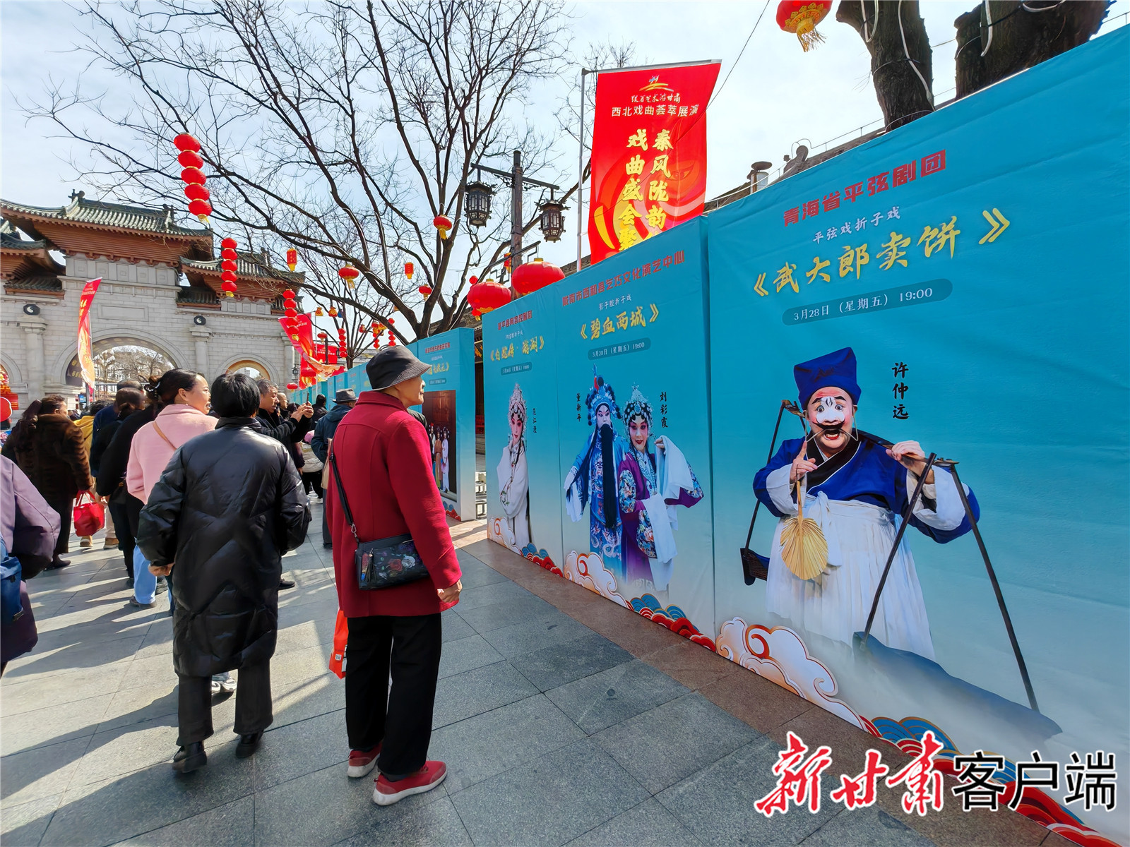 过往群众观看演出展板 新甘肃·甘肃日报记者 王睿君 拍摄