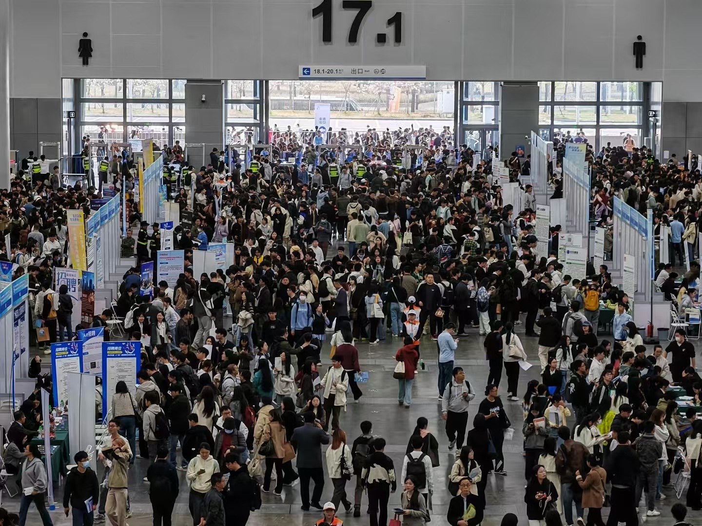 龙岗区携176个50万年薪以上岗位亮相广东省“百万英才汇南粤”招聘会