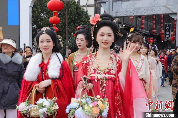 图为女子扮演的“花神”。熊锦阳 摄