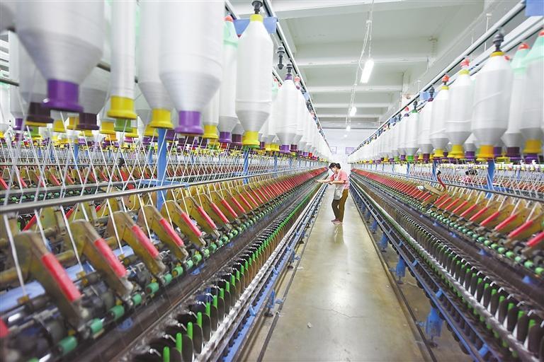 近日，在东乡县经济开发区汇创线业有限公司纺织车间，工人正在加紧生产。新甘肃&middot;甘肃日报通讯员　史有东