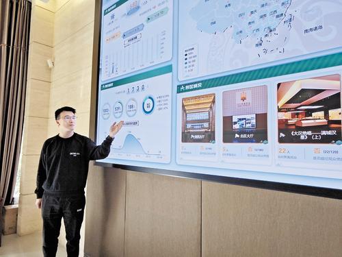 3月12日，河北博物院数字资源部工作人员关继畅在介绍该院综合管理及数据可视化平台上的数据。本报记者 史晓多摄