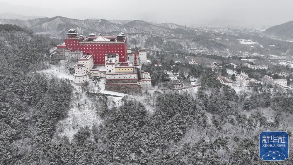 ↑这是3月15日在河北承德普陀宗乘之庙拍摄的雪景（无人机照片）　新华社发（刘满仓　摄）