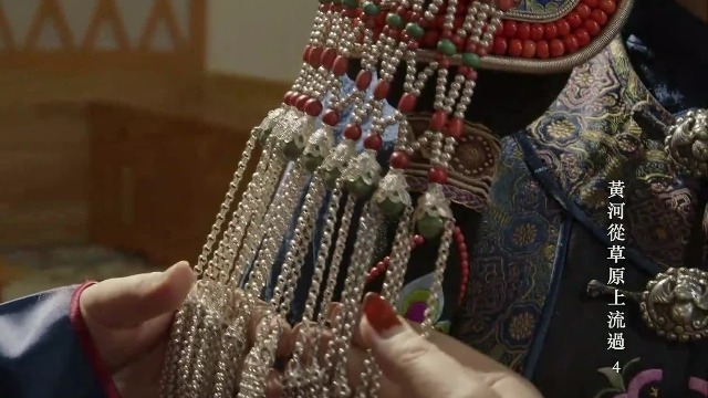 鄂尔多斯传统服饰，使用大量绿松石、珊瑚等材料，尽显雍容华贵