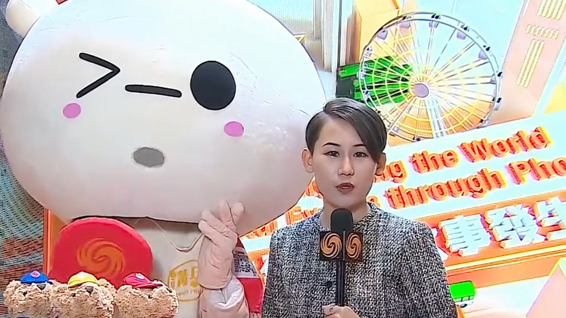 凤凰卫视参展国际影视展 主持人现场对话未来“新主播”