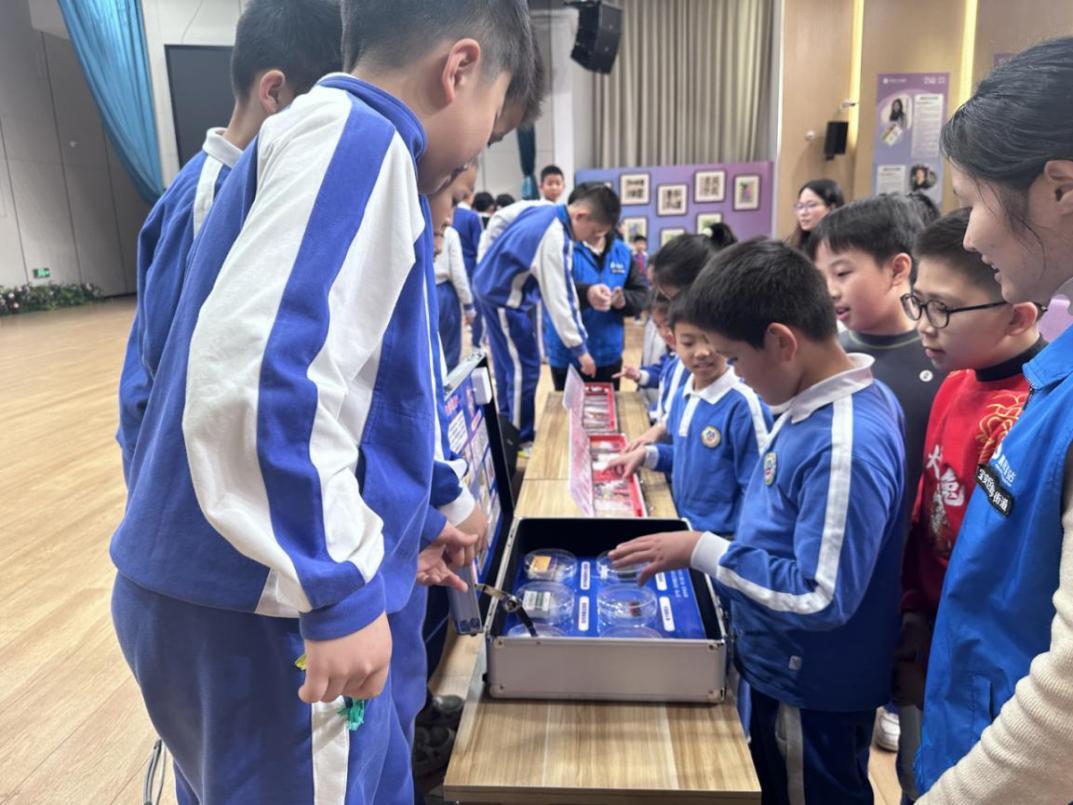 学生们认真观看毒品模具