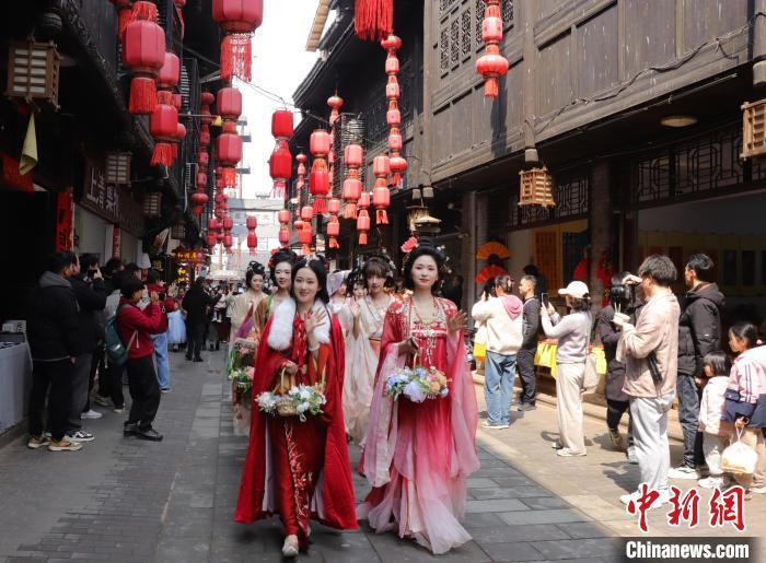 “花神”在江西龙虎山景区上清古镇内巡游。熊锦阳 摄