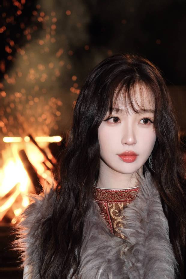 虞书欣篝火旁摆拍。