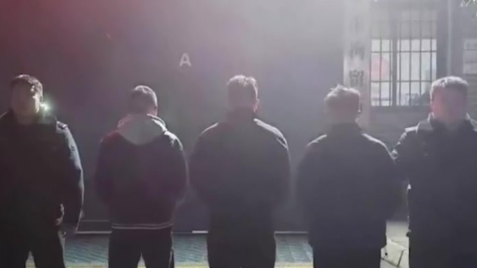 毒友随礼1克冰毒，新郎竟一起吸食，5人被抓