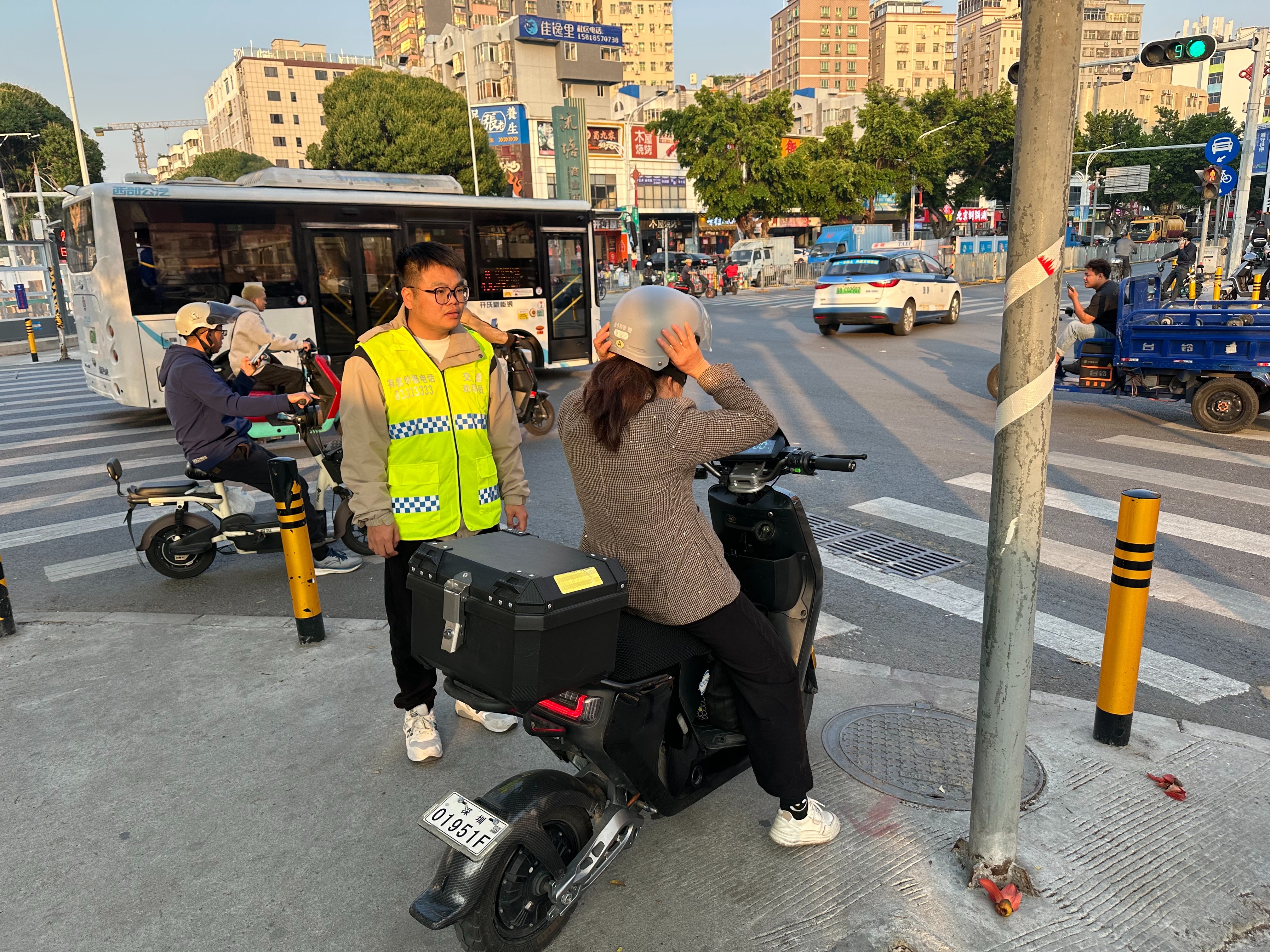 西乡街道应急分队助力交通执法,守护路口秩序