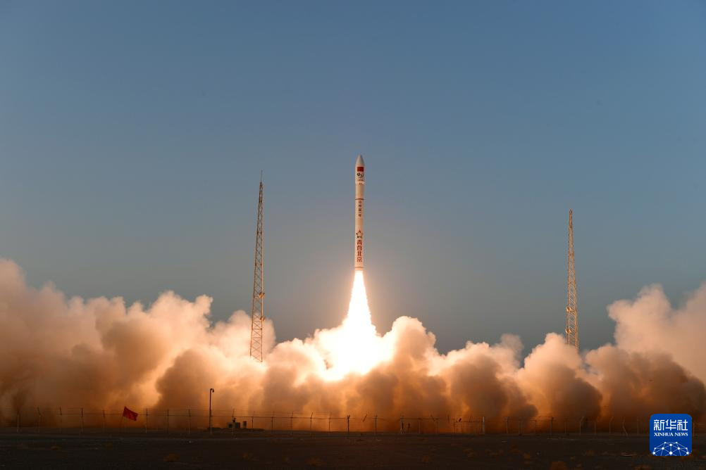 3月21日19时07分,我国在酒泉卫星发射中心使用谷神星一号运载火箭,成功将云遥一号43-48星发射升空,卫星顺利进入预定轨道,发射任务获得圆满成功。新华社发(汪江波 摄)