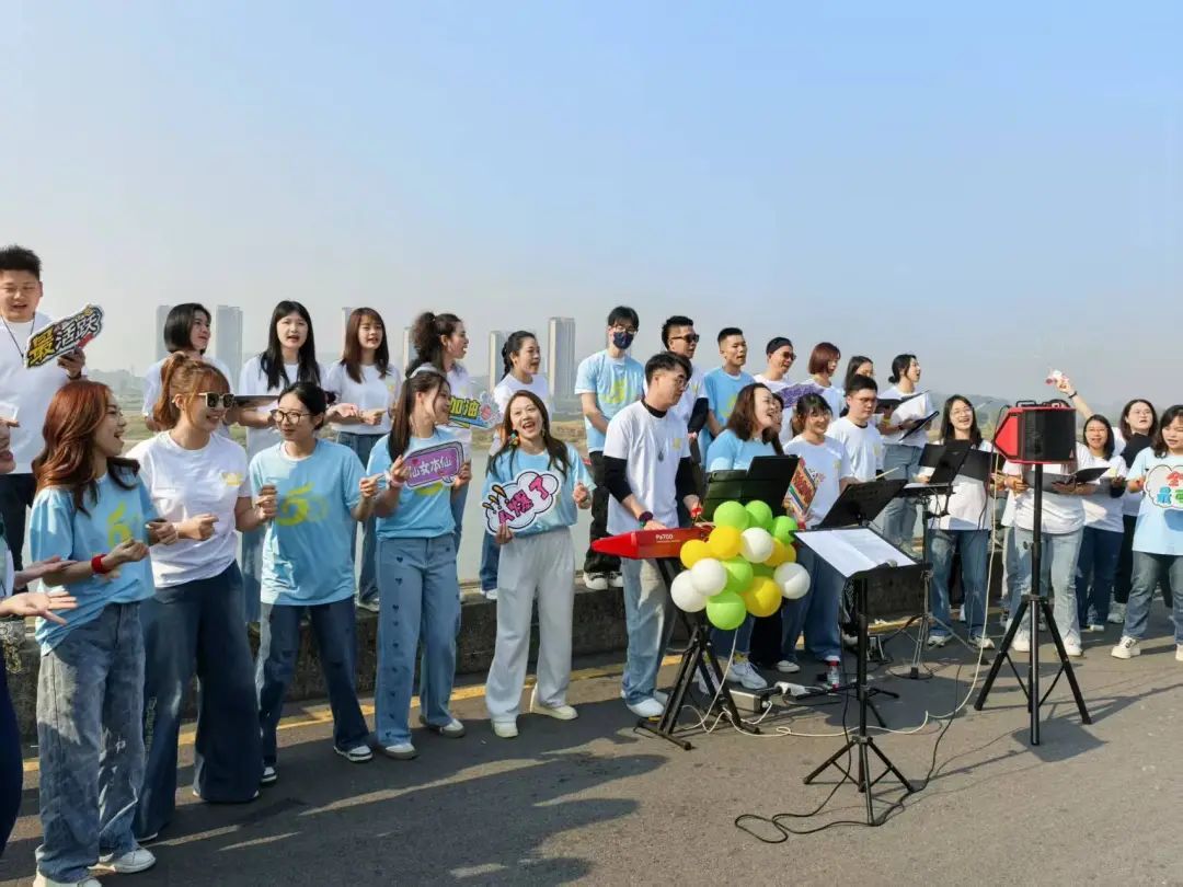 三水声愿青年合唱团在北江大堤欢乐献唱。佛山市新闻传媒中心记者阮婷君摄