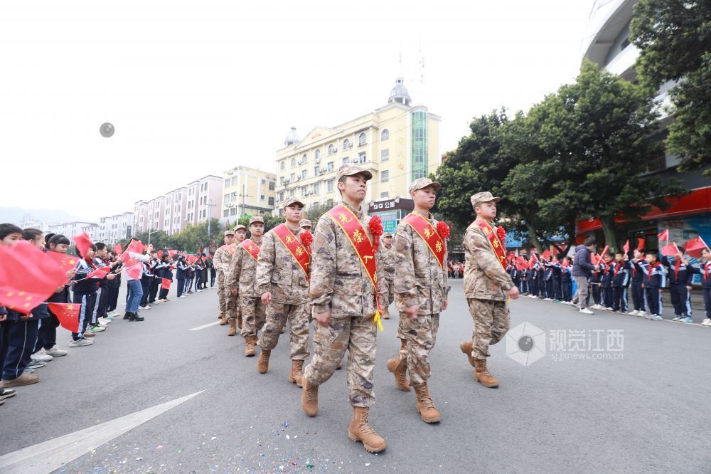 欢送新兵入伍（图）