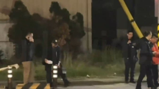 台湾街头凌晨爆发枪战，现场一私家车浑身弹孔，地面散落26枚弹壳