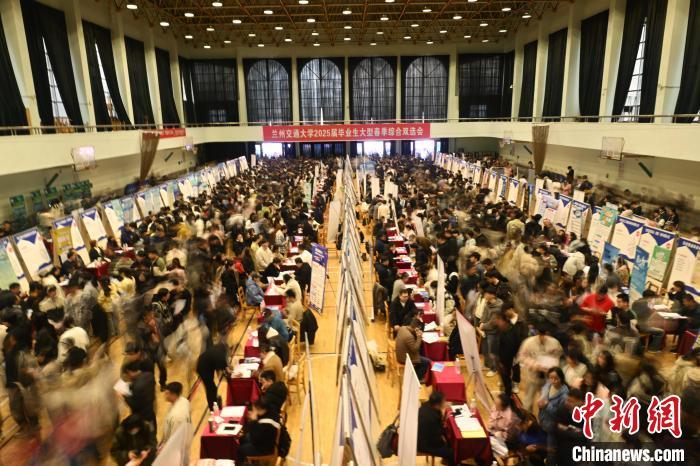 甘肃兰州：数百家企业高校揽人才