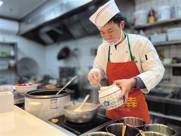 麦玉犇·兰州牛肉面店厨师制作鸡头米鸡蛋牛奶醪糟