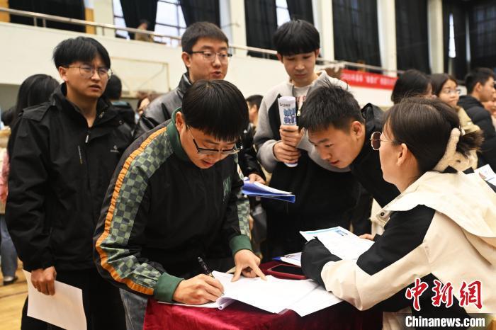 图为双选会现场　中新社记者　李亚龙　摄