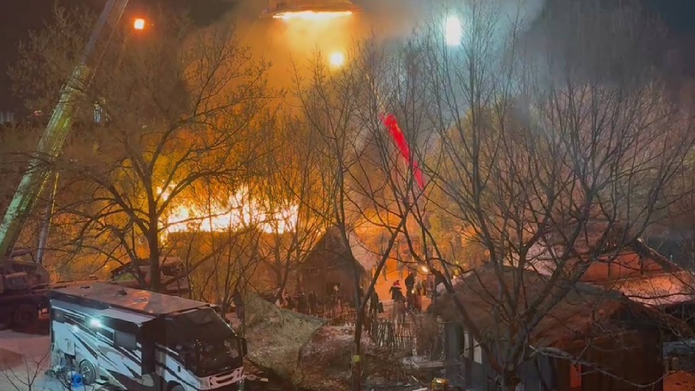 郭敬明新剧片场突发火情,火势超大或将蔓延至树林!_凤凰网