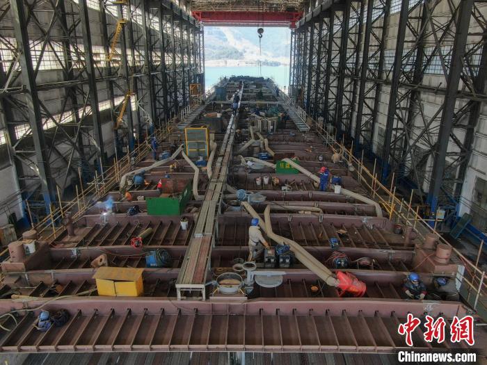 图为室内船台内，一艘由荷兰公司订购的135米不锈钢化学品船正在制造中。(无人机照片)中新社记者 刘力鑫 摄