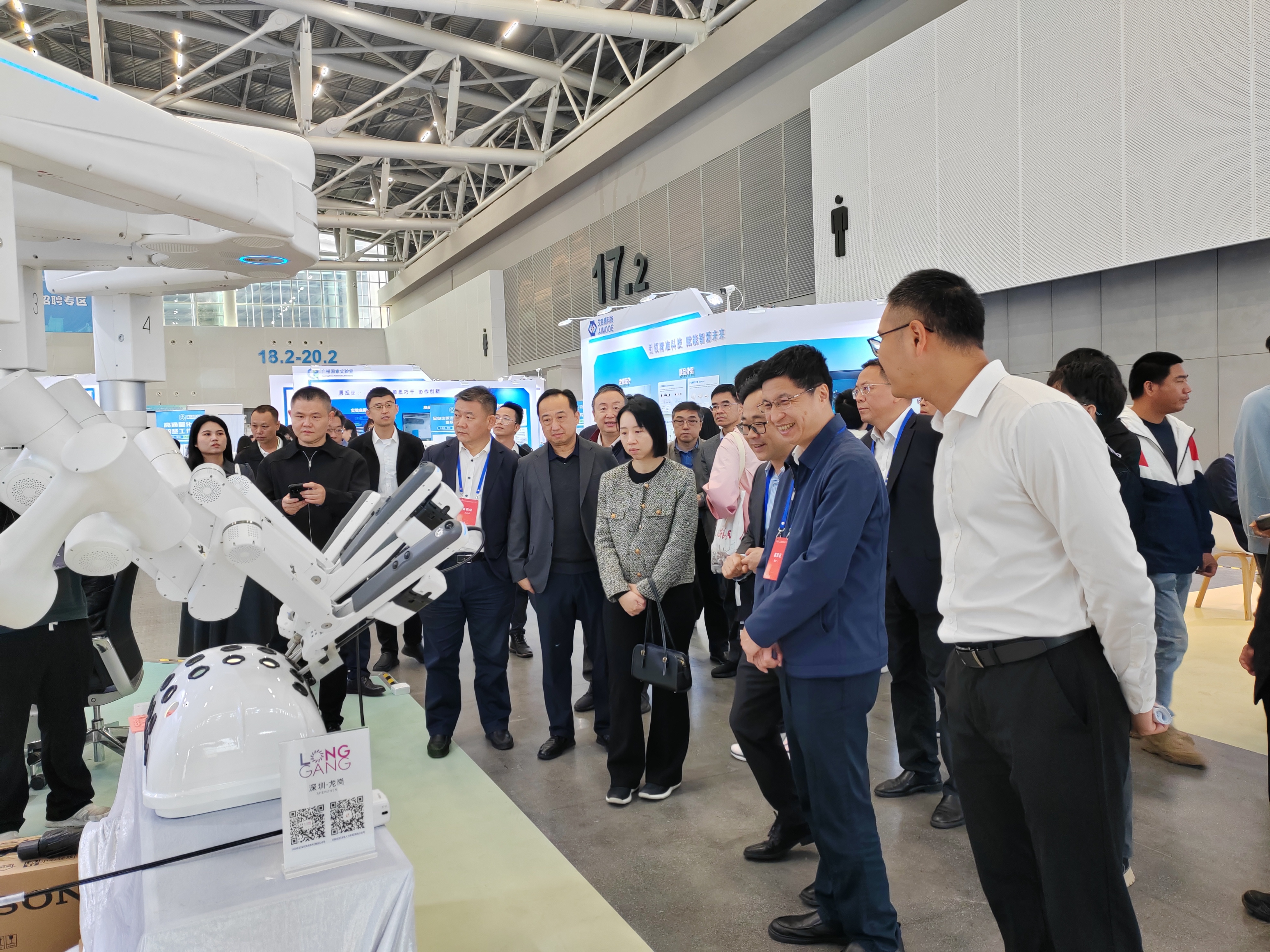 龙岗区携176个50万年薪以上岗位亮相广东省“百万英才汇南粤”招聘会